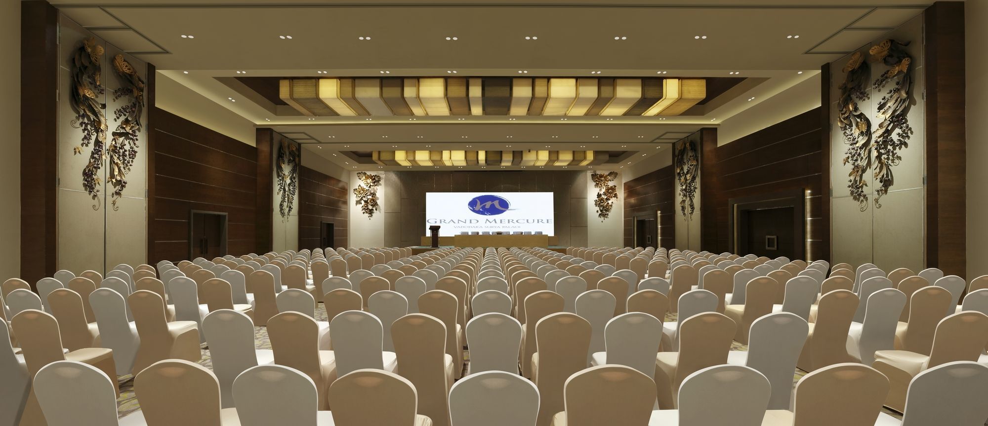 Grand Mercure Vadodara Surya Palace Exterior foto